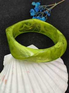 Colección de Brazaletes Hechos a Mano de Primera Calidad, Brazaletes Únicos de Forma Irregular con Efecto Naranja, Verde y Rojo, Brazaletes de Resina con Estética Brillante - Product Image 3