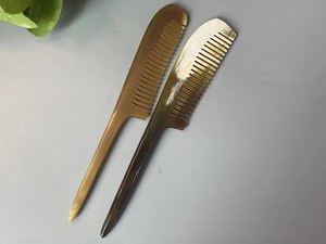 Peigne artisanal en corne de buffle pour coiffure et soin de la barbe, écologique, design moderne et unique sur le thème animal - Product Image 5