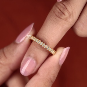 Anillo de Eternidad con Diamantes Cultivados en Laboratorio, Bisel de Oro de 14K, Anillo de Boda de Lujo con Diseño Festoneado, Anillo de Eternidad Completo Apilable, Regalo de Aniversario para Ella - Product Image 3
