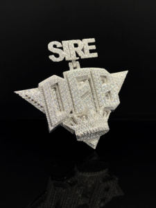 Colgante de Corona Personalizado con Circonitas Cúbicas Heladas - Product Image 4