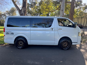 Toyota Hiace Super GL 4WD 2020 – Camioneta Diésel Premium con Rendimiento AWD y Comodidad de Lujo - Product Image 4