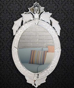 Espejo Decorativo Veneciano con Detalles de Vidrio Acabados a Mano y Elementos de Diseño Opulentos de Inspiración Barroca - Product Image 1