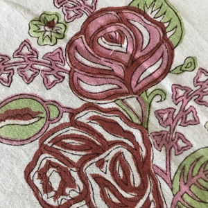 Tissu en coton imprimé à la main – Motif floral rose vintage |   Rose rose et vert olive |   Textile indien fait main - Product Image 1