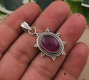 จี้หยกลาเวนเดอร์ธรรมชาติ สร้อยคอหยกพม่าสีม่วง สำหรับทั้งชายและหญิง เงินแท้ 925 ชุบแพลตตินั่ม ดีไซน์วินเทจแบบฝังขอบ - Product Image 3