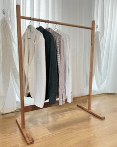 Porte-manteau autoportant en bois massif avec barre de suspension, design scandinave moderne pour chambre et salon - Product Image 2