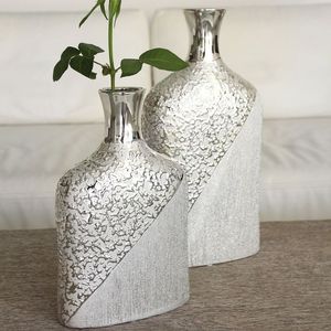 Elegante Florero de Metal Plateado para un Interior Minimalista y Sencillo con una Gracia Discreta - Product Image 1