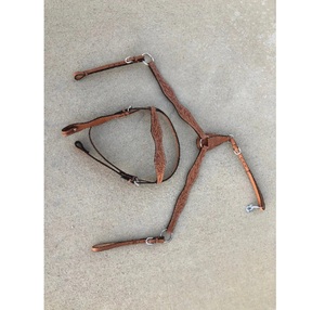 Cabezada, pechopetral y riendas de cuero tópico estilo western con diseño repujado a mano y herrajes de acero inoxidable, fabricante indio, marca LLT, modelo LLT-HP-026-ZK - Product Image 1