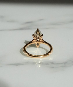 Anillo de Compromiso Minimalista con Diamante de Laboratorio de 2.50 Quilates, Corte Marquesa, Certificado IGI, Oro Amarillo Sólido de 14K, 6 Puntas en Forma de Pétalo - Product Image 6