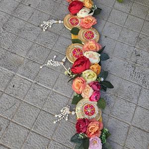 Toran Floral Real para Puerta con Borlas de Perlas y Adornos Dorados, Hecho a Mano, Festivo, para Diwali y Bodas - Product Image 1