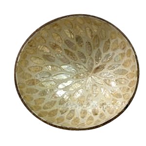 Bol en coquille de noix de coco avec texture sculptée artisanale, design éco-responsable, finition lisse et polie pour cuisines - Product Image 1
