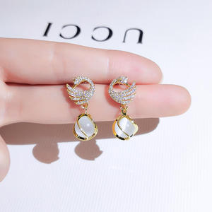 Boucles d'oreilles clous géométriques en moissanite AMBER JEWELS, plaqué argent, taille brillant, minimalistes, unisexe, pour usage quotidien, sertissage griffe - Product Image 1