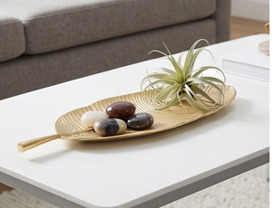 Plateau de service en forme de feuille dorée avec finition métallique polie, plat décoratif pour usage résidentiel, accessoire de table élégant - Product Image 5