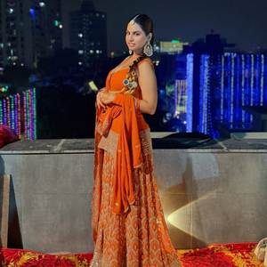 Robes de soirée de créateur Tenue de soirée en haut et en bas avec un look Dupatta élégant et élégant - Product Image 4