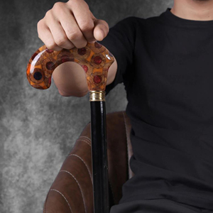 Bâton de randonnée en bois gravé sur mesure, cadeau, canne de marche en bois massif avec poignée confortable par AYAANS CREATIONS - Product Image 1