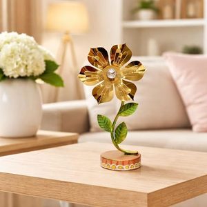 Decoración de flores metálicas doradas con centro de cristal y hojas verdes sobre base de madera para exhibición en mesa. - Product Image 5
