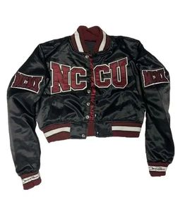 เสื้อแจ็คเก็ตเบสบอลแบบ Letterman ผ้าซาตินโพลีเอสเตอร์ 100% สำหรับผู้หญิง แบบขายส่ง สั่งทำได้ พร้อมเสื้อครอปท็อปซับในผ้าซาติน บุผ้าด้านในแบบ Quilted  ผ้าแคนวาสสำหรับกิจกรรมกลางแจ้ง - Product Image 4