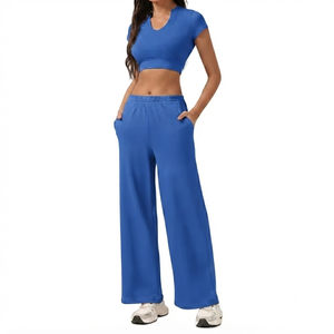 Ensemble de sport deux pièces personnalisé pour femme : Crop Top bleu et pantalon large – Tenue de sport athlétique pour la gym et l'entraînement - Product Image 1