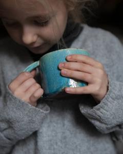 Taza de cerámica artesanal con esmalte turquesa, asa inclinada, pared gruesa para retención de calor, ideal para un atractivo artesanal. - Product Image 2