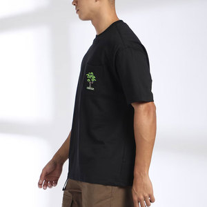 Camiseta de algodón negra para hombre, cuello redondo, manga corta, estilo casual, con bolsillo bordado, camiseta con mangas superpuestas tipo patchwork. - Product Image 5