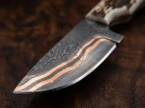 Cuchillo de Caza Vaquero Occidental Hecho a Mano, Nueva Edición 2026, con Hoja de Acero Damasco de Cobre Cu Mai, Punta Caída y Espiga Completa, OEM, con Empuñadura de Asta de Ciervo - Product Image 2