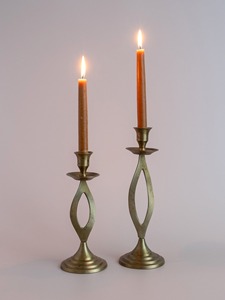 Porte-bougie en métal poli au design classique moderne, fabriqué à la main pour réfléchir la lumière des bougies et créer une ambiance chaleureuse - Product Image 6