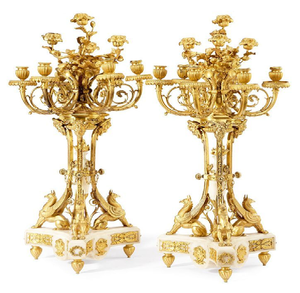 Paire de candélabres dorés de style vintage avec des motifs raffinés et des branches étagées, disponibles à prix de gros. - Product Image 5