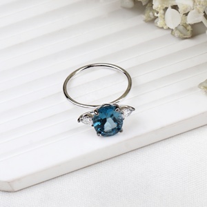Vente en gros d'anneaux en argent sterling 925 avec topaze bleue ovale de Londres et zircone cubique, trois pierres, bijoux Memoria - Product Image 2