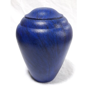 Urne funéraire artisanale en aluminium et laiton en forme de goutte d'eau avec croix gravée, objet de collection pour cendres humaines - Product Image 6