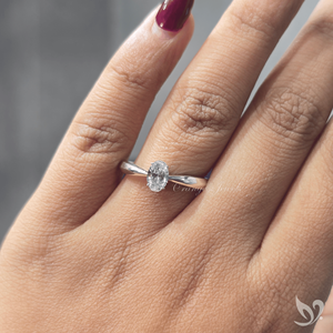 Anillo de compromiso elegante con diamante ovalado de 0.5 quilates cultivado en laboratorio, engaste de tallo pellizcado en oro blanco de 10K - Product Image 4