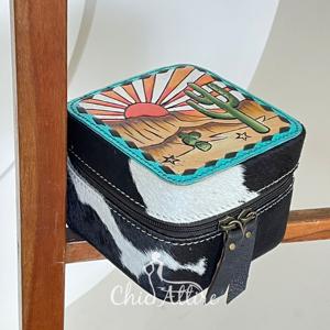 กล่องใส่เครื่องประดับหนังวัวแท้ลายเพ้นท์มือ สไตล์ตะวันตก สำหรับงาน March Expo  แบบพกพาขนาดเล็กสำหรับผู้หญิง - Product Image 1