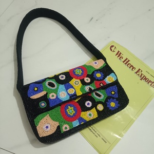 Bolso de Mano Hecho a Mano con Cuentas, Patrón Geométrico Multicolor, Bolso Rectangular de Hombro con Correa Negra, Bolso de Hombro Étnico Bordado - Product Image 1