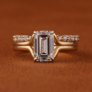 Ensemble de bagues de fiançailles en or massif 14 carats avec diamant de laboratoire taille émeraude de 2 carats et alliance assortie pavée - Product Image 1