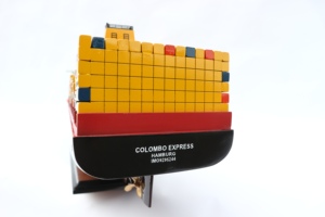 เรือบรรทุกสินค้าจำลอง HAPAG LLOYD HAMBURG EXPRESS ทำจากไม้ วาดลายด้วยมือ เหมาะสำหรับตั้งโชว์หรือสะสม - Product Image 5