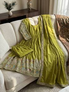 Ensemble Anarkali vert brodé avec dupatta, longueur ras du sol, tenue traditionnelle indienne et pakistanaise pour femme, coupe ample en soie, idéal pour les mariages - Product Image 5