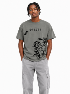 Camiseta de Hombre con Estampado de León, Detalle de Logotipo Gótico, Ropa Urbana, Silueta Relajada, Estilo Vintage Personalizado - Product Image 4