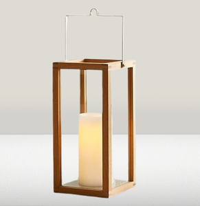 Lanterne en bois et métal moderne faite à la main avec finition en bois naturel, lanternes à bougies en métal pour la décoration extérieure de la maison, personnalisables - Product Image 1