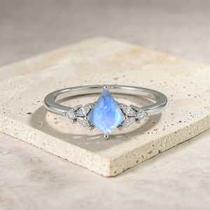 Bague en argent sterling 925 avec pierre de lune taille cerf-volant, bague de fiançailles minimaliste en pierre de lune naturelle, cadeau pierre de naissance de juin - Product Image 1