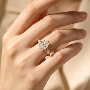 Anillo floral con diamante ovalado de 1.00 quilates, cultivado en laboratorio, en oro amarillo de 14 quilates, para propuesta de matrimonio o compromiso. - Product Image 2