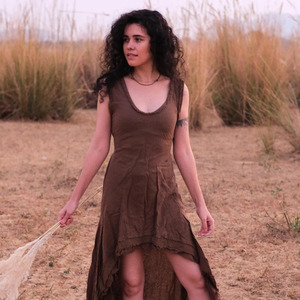 Robe asymétrique marron terreux en chanvre et coton, sans manches, style bohème, avec ourlet brut et superposé vieilli, idéale pour les festivals - Product Image 1