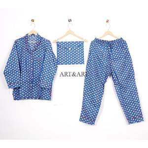 Elegante conjunto de pijama para despedidas de soltera, ropa cómoda para estar en casa, conjunto de regalo de 3 piezas, conjunto de pijama de algodón puro con cuello en V suave. - Product Image 1