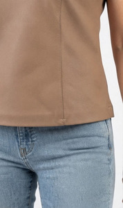 Camiseta de cuero para mujer al por mayor, manga corta, cuello redondo, top de moda de cuero PU, ropa formal de calle, camiseta de diseño personalizado - Product Image 3