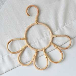 Cintres modernes en rotin en forme de fleur pour enfants cintre naturel pour vêtements de tout-petits avec logo personnalisé - Product Image 4