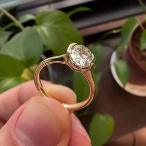 Anillo de Diamante Cultivado en Laboratorio con Corte Ovalado de Diseño de Lujo, Engastado en Media Bisel, con Oro Amarillo de 14K, con Certificado IGI y Claridad VVS - Product Image 4