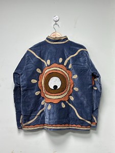 Chaqueta de terciopelo azul de lujo con diseño botánico simétrico y bordado de personajes vintage, estilo bohemio, manga larga, para otoño. - Product Image 4