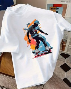 เสื้อยืดแขนสั้นสีขาวสำหรับผู้ชาย คอกลม พิมพ์ลายสเก็ตบอร์ด สไตล์สตรีท ทรงปกติ ผ้าฝ้ายเจอร์ซีย์ 100% ระบายอากาศได้ดี - Product Image 1
