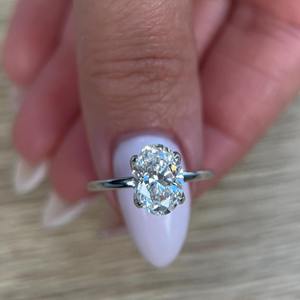 Anillo de Compromiso con Corte Ovalado de 2 Quilates _ Anillo de Diamante Cultivado en Laboratorio con Certificado IGI _ Oro Blanco de 14K _ Engaste Estilo Tulipán - Product Image 3