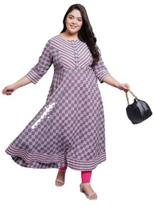 Kurti Anarkali con estampado floral rosa en tela de algodón con cuello redondo y mangas 3/4 para mujeres de talla grande. - Product Image 1