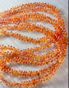 Cuentas facetadas de zafiro naranja natural en forma de lágrima para la creación de joyas, collares, pendientes y pulseras. - Product Image 1