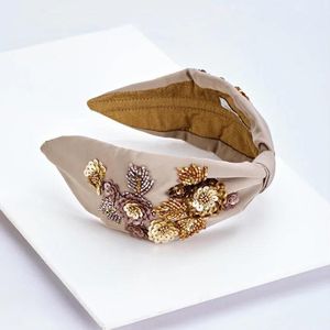 Bandeau pour cheveux brodé de perles, fait main, élégant, accessoire décoratif pour femmes et filles - Product Image 1