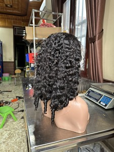 Vente en gros de cheveux humains vietnamiens Full HD transparents Têtes d'entraînement avant perruques birmanes bouclées style noir pour femmes - Product Image 2